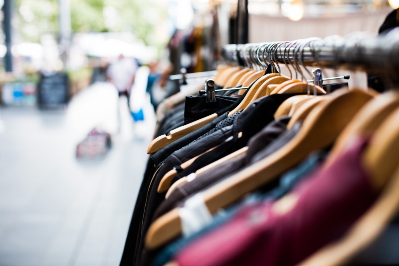 boutique-LE CASTELLET-min_blur_close_up_focus_hanger_jacket_market_people_rack-1176303