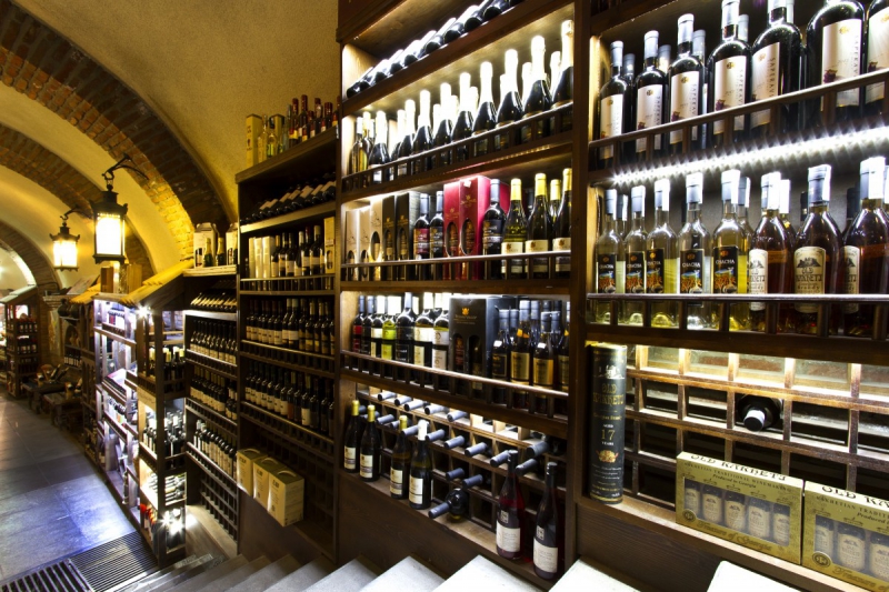 boutique-LE CASTELLET-min_world_street_travel_shop_canon_georgia_wine_bottles-429767